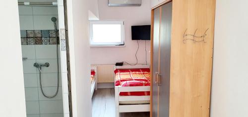 Postel nebo postele na pokoji v ubytování Gyöngyvendégház