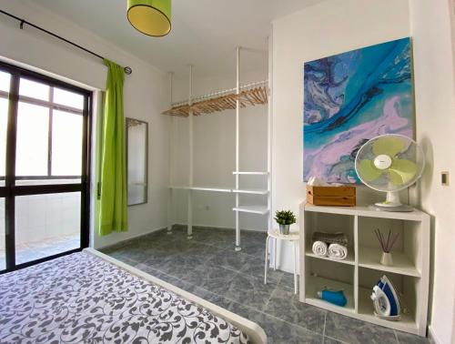 ポルティマンにあるCasa Algarveの大きな窓と緑のカーテンが備わる客室です。