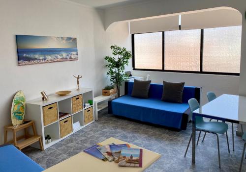 ポルティマンにあるCasa Algarveのリビングルーム(青いソファ、テーブル付)