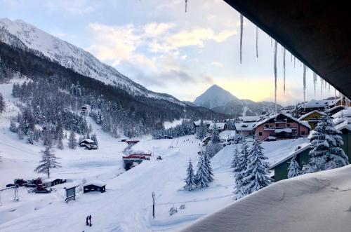 a view of a ski resort in the snow at Hotel Piccolo Chalet in Claviere