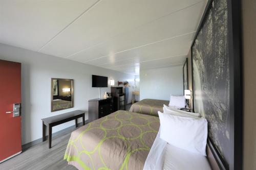 Un pat sau paturi într-o cameră la Super 8 by Wyndham Manassas