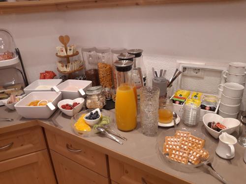 um balcão de cozinha com muita comida e sumo de laranja em Haus Küchelspitz em Ischgl