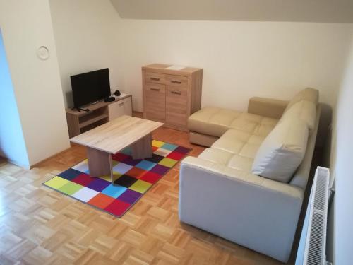 sala de estar con sofá y mesa en Apartment Veduta, en Bovec