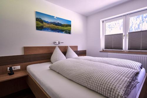 - une chambre avec un lit et une fenêtre dans l'établissement Apart Crystal, à Längenfeld
