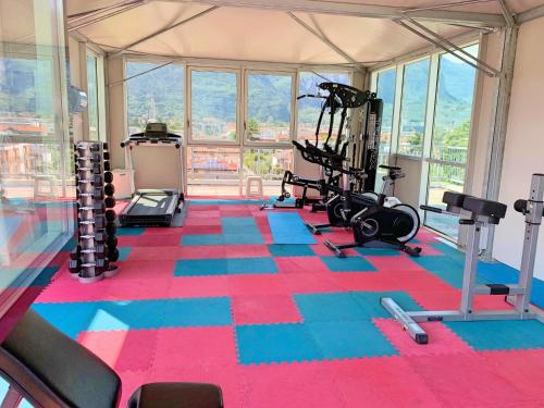 Zimmer mit einem Fitnessraum und einem farbenfrohen Teppich in der Unterkunft Ambassador Suite Hotel in Riva del Garda