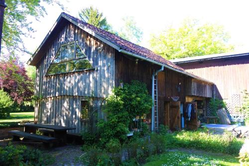 an old barn with a ladder on the side of it at FeWo Tilda in Garlstorf