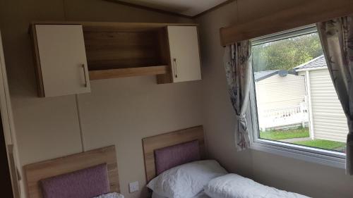 Postel nebo postele na pokoji v ubytování Newquay Bay Resort 102