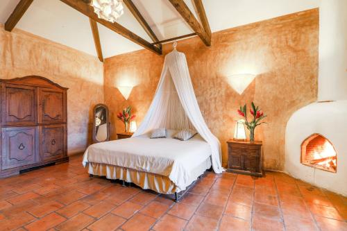 ein Schlafzimmer mit einem Himmelbett in der Unterkunft Casa La Ermita in Antigua Guatemala