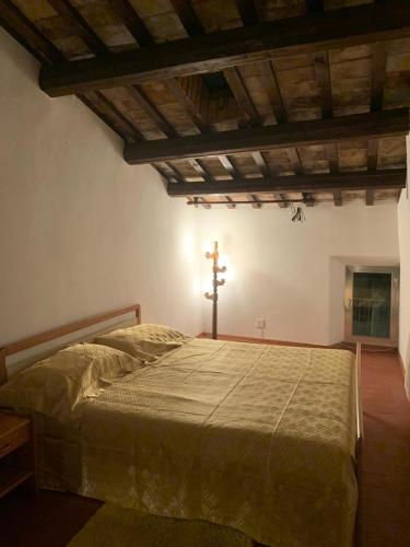 um quarto com uma cama com uma cruz na parede em Casa di Sisa - Alteta em Rapagnano