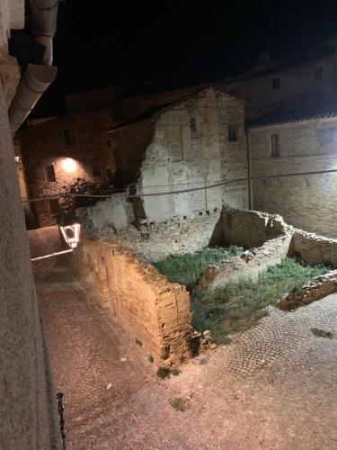 an old building with a bunch of bricks at Casa di Sisa - Alteta in Rapagnano