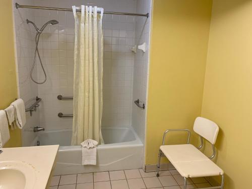 Ett badrum på Relax Inn & Suites