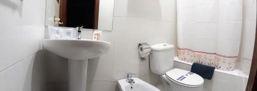 A bathroom at Hostal Dulcinea
