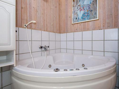 Koupelna v ubytování Holiday home Ebeltoft CXXXVIII