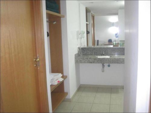 a bathroom with a sink and a mirror at Hotel Giardino Rio Quente Apartamento Dúplex Cobertura 627-P in Rio Quente
