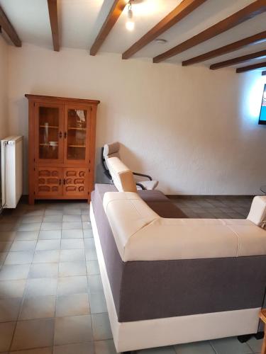 Habitación con 2 camas blancas y armario. en Raidillon - gîte 5 chambres, en Malmedy