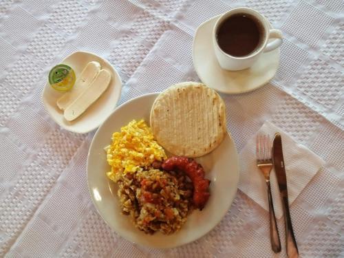 El PeñolにあるHOTEL EL POTRILLOの朝食用の食品、コーヒー