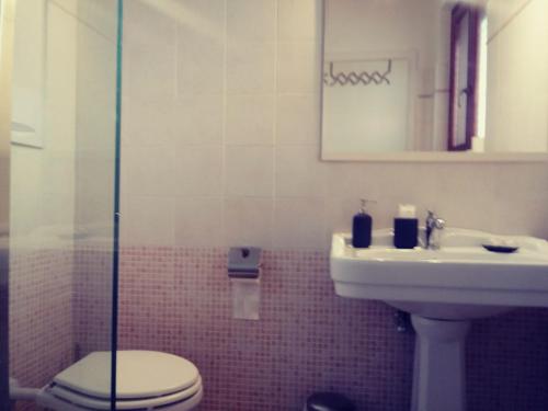 a bathroom with a toilet and a sink at La Dimora dei Tribbi in Rapolano Terme
