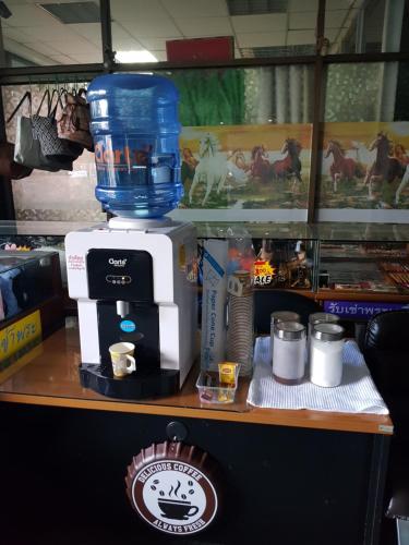 Удобства за правене на кафе и чай в โรงแรมวินบางนา Win Bangna Hotel