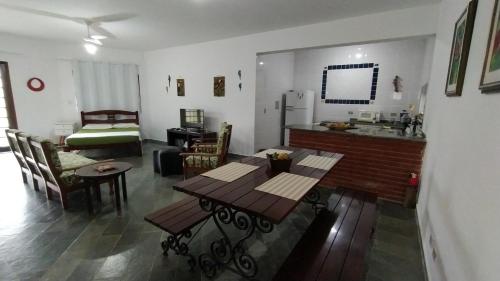 cocina y sala de estar con mesa y cocina en Casanapraia Bertioga, en Bertioga