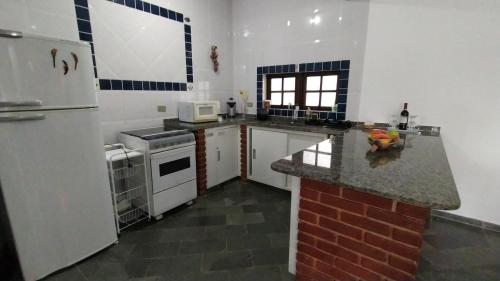 
A cozinha ou cozinha compacta de Casanapraia Bertioga
