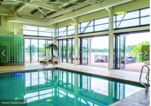 Poolen vid eller i närheten av Holiday Home Breaks At Tattershall Lakes