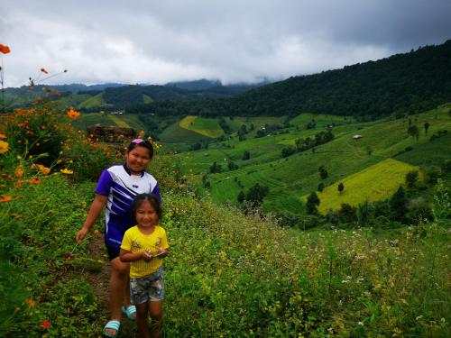 Famille séjournant dans l'établissement บ้านยอดแก้ว​ 360​ ​ํ​ ชีวิตริมนา​ ป่าบงเปียง