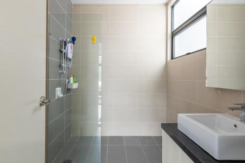 een badkamer met een douche en een wastafel bij Garden Suite@Midhill Genting Highlands (Free Wi-Fi) in Genting Highlands