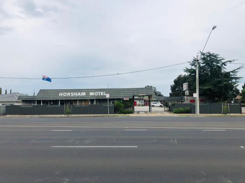 a hotel on the corner of a street at Horsham Motel in Horsham