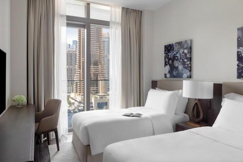 เตียงในห้องที่ Jumeirah Living Marina Gate Hotel and Apartments