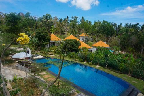 Výhľad na bazén v ubytovaní Arya Resort Nusa Penida alebo v jeho blízkosti