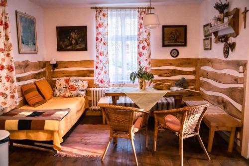 Habitación con cama, mesa y sillas. en U Mushera, en Vrchlabí