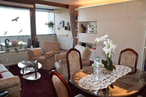 a living room with a table and chairs at Ferienwohnung direkt am Steinhuder Meer in Neustadt am Rübenberge
