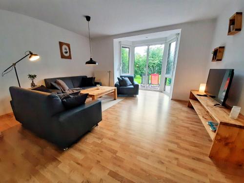 a living room with a couch and a television at Rauszeit-Balje in Balje