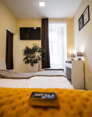 a remote control sitting on a bed in a hotel room at Fakapu Pince és Panzió in Tokaj