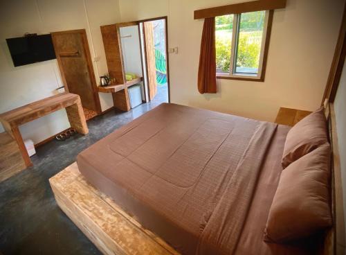 um quarto com uma cama grande num quarto em Kirina em Pai