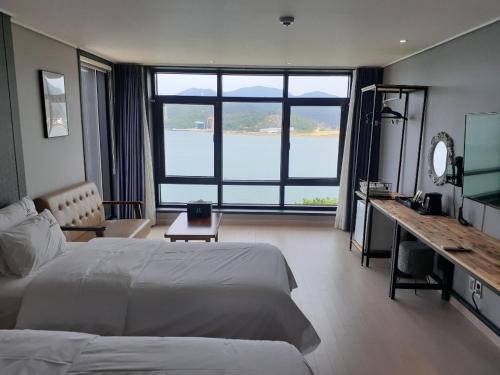 Gallery image of Tongyeong Bridge Hotel in Tongyeong