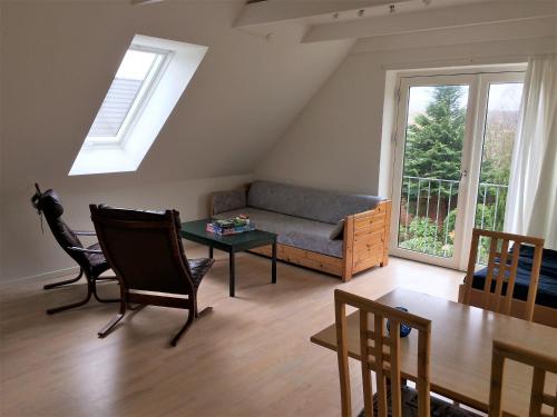 uma sala de estar com um sofá e uma mesa em Stenbrogård em Harlev