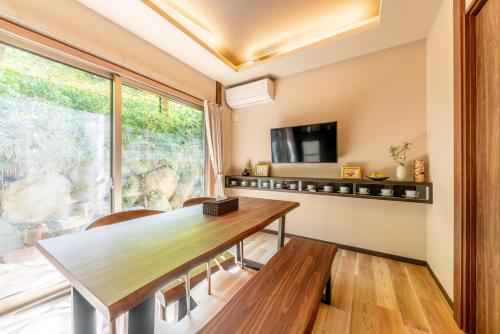 een eetkamer met een tafel en een raam bij 郷隅美悦 - Kyo Gu Bi Etsu in Hakone