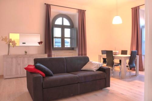 un soggiorno con divano e tavolo di La Dimora delle Zitelle Sperse - Parcheggio privato a Orvieto