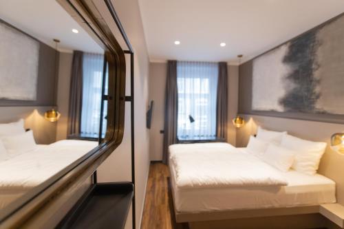 Tempat tidur dalam kamar di Munich Rooms Hotel