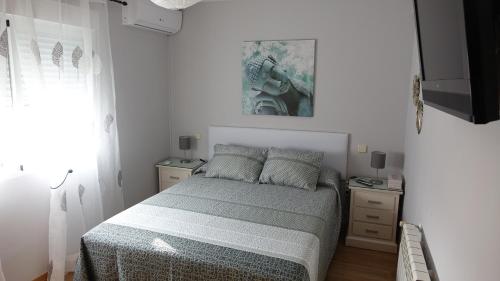 a small bedroom with a bed and a window at Palomar Móstoles SuperHost con Garaje 5 Pax in Móstoles