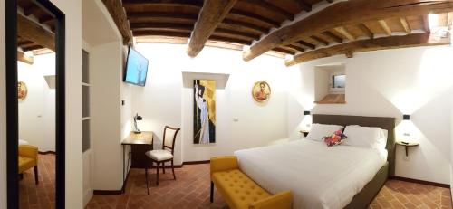 een slaapkamer met een bed en een stoel in een kamer bij Agriturismo I Cedri in Cortona