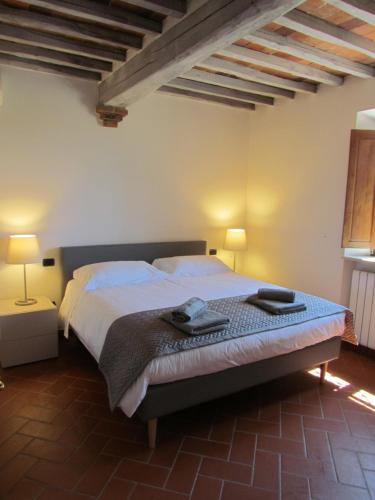 1 dormitorio con 1 cama con 2 toallas en Podere La Casa, en Villa dʼArceno