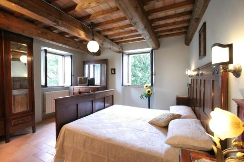 1 dormitorio con 1 cama grande en una habitación con ventanas en Casa Vacanze La Meridiana, en Serrungarina