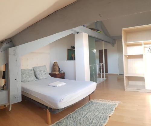 une chambre avec un lit dans une pièce avec un escalier dans l'établissement Happydays Cannes spacieux duplex-garage, à Cannes