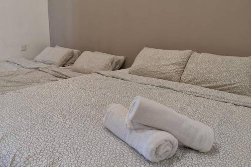 zwei weiße Betten mit Handtüchern darüber in der Unterkunft [DW LH] Midhills de Wonderland 20513a Genting Highlands in Genting Highlands