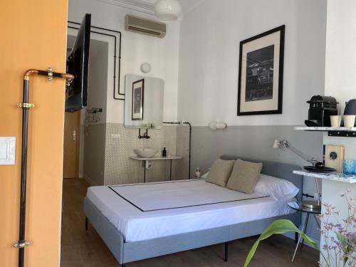 バレンシアにあるBUBUFLATS Ayuntamientoのベッド1台とシンク付きの小さな客室です。