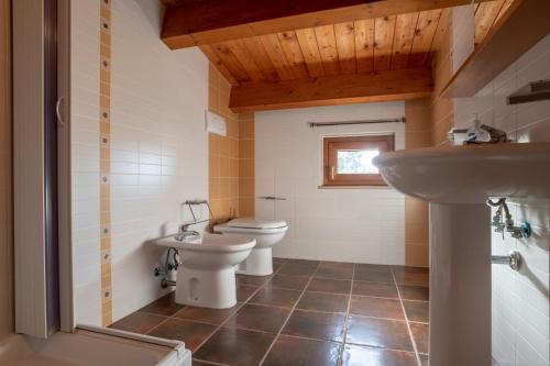 een badkamer met een toilet en een wastafel bij Hotel Don Giovanni in Ururi