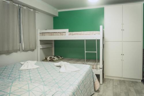Dviaukštė lova arba lovos apgyvendinimo įstaigoje Bela Curitiba Hostel