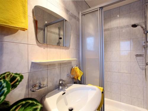 a bathroom with a sink and a shower at Hotel Baumgartnerhof in Altfinkenstein